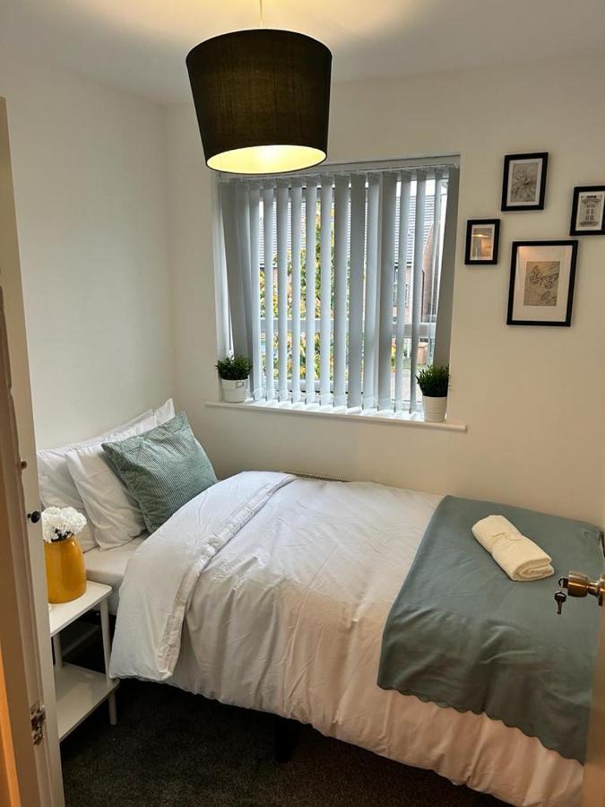 Cozy Townhouse In The Heart Of Greater Manchester Villa Exterior photo