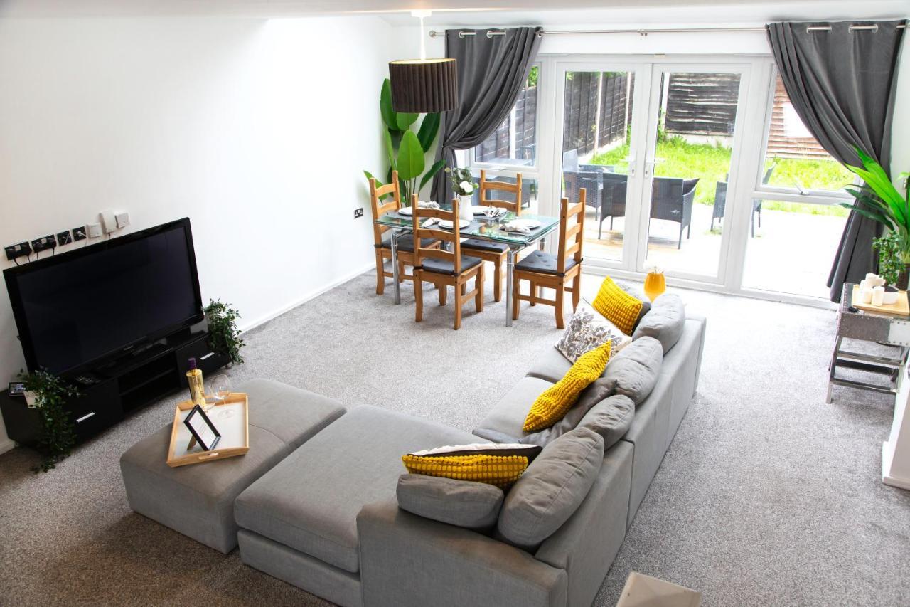 Cozy Townhouse In The Heart Of Greater Manchester Villa Exterior photo